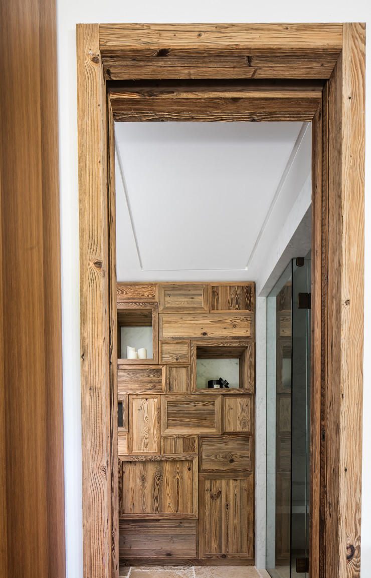 En épicéa, portes et mobilier sur-mesure participent à l’esprit brut de l’ensemble.