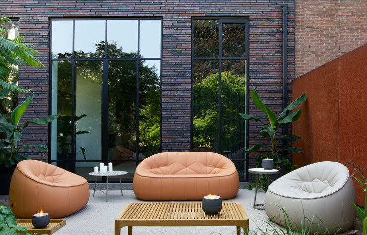 Inspirés des poufs marocains, les fauteuils et canapés Ottoman, de Noé Duchaufour-Lawrance, sont une invitation à se prélasser au grand air.