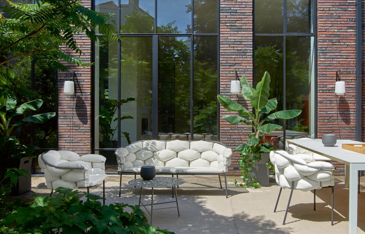 Avec leur structure en aluminium, les assises de la collection « Serpentine », d’Éléonore Nalet, peuvent rester dehors toute l’année. À la belle saison, elles se parent de coussins moelleux pour un confort maximal.