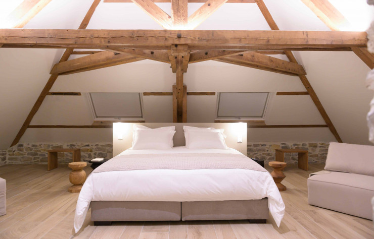 La décoration des suites sous les toits se joue de la charpente.