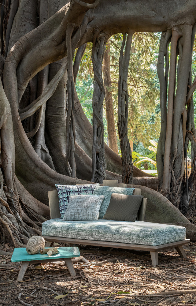 À l’ombre d’un Ficus macrophylla, Rafael est une étendue de confort en teck brossé signée Paola Navone....