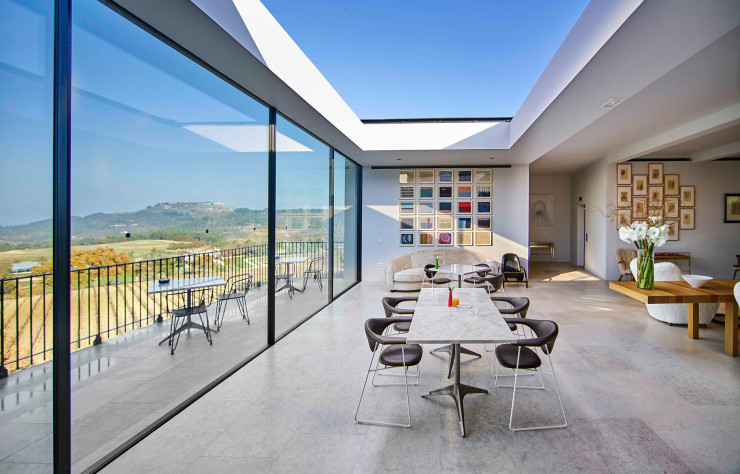 Le domaine vinicole Château La Coste présente une collection d’œuvres à faire pâlir d’envie les plus grands musées d’art contemporain. Afin de découvrir pleinement les œuvres, on peut notamment séjourner à l’hôtel de luxe du domaine.
