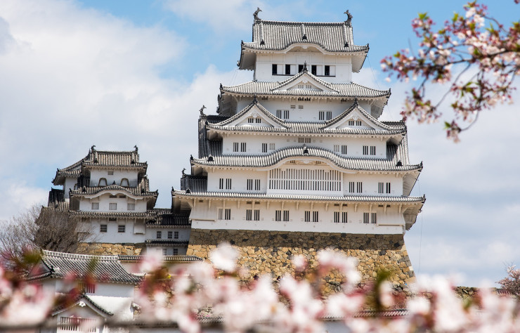 Situé au sommet d’une haute montagne, le château de Himeji, ou « château du héron blanc », est l’un des plus anciens bâtiments du Japon.