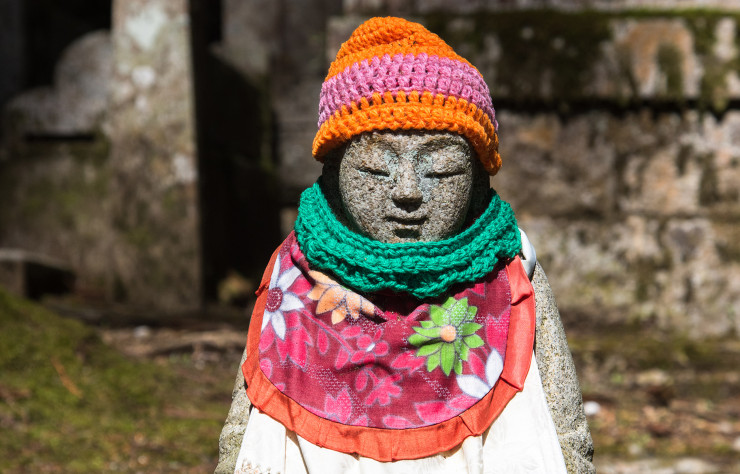 Jizo Bodhisattva, avec son bonnet tricoté, est le protecteur des enfants défunts, des faibles et des voyageurs.