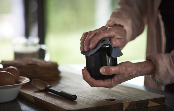 Lancée en 2017 par IKEA, la collection « Omtänksam » revient en ce mois de mai avec un lot de nouveautés, dont cet ouvre-bocal en silicone.