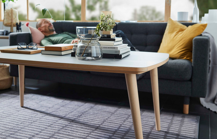 Egalement déclinée en version haute, cette table basse dispose d’une surface légèrement réfléchissante qui rend ses contours facilement perceptibles à l’œil.