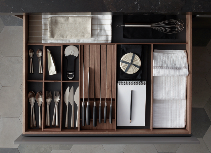 En bois de noyer, les tiroirs modulables supérieurs permettent de s’organiser grâce aux accessoires amovibles.