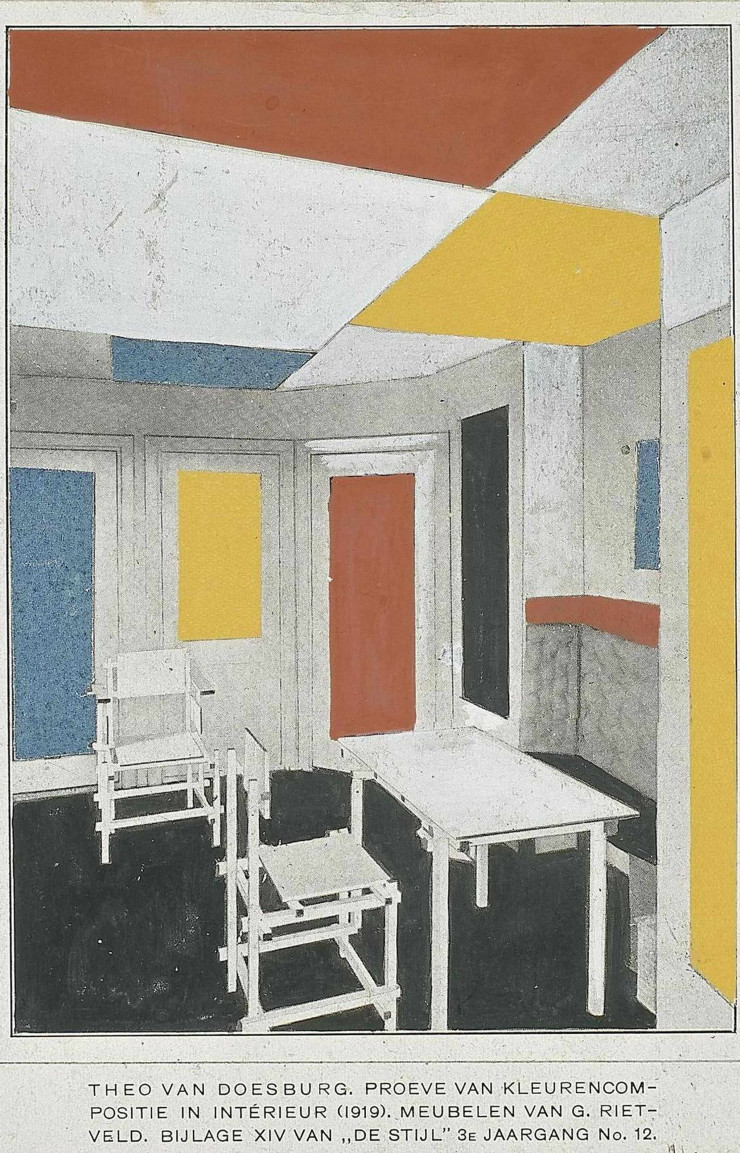 Les chaises de Rietveld mêlées aux créations de Theo Van Doesburg, artiste phare du mouvement De Stijl.