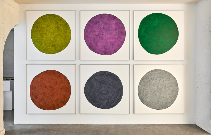 Série Stain. Une nouvelle preuve de l’affection que Pierre Charpin porte à la pratique du dessin.