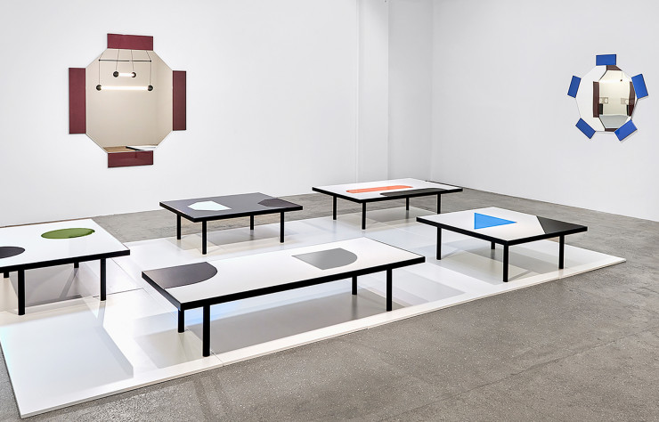 Miroirs Satellite et tables basses Translation.