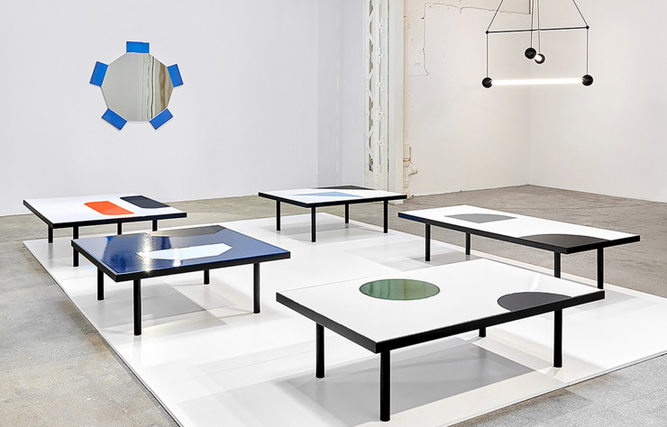 Miroir Satelitte, plafonnier Trapeze et tables basses Translation.