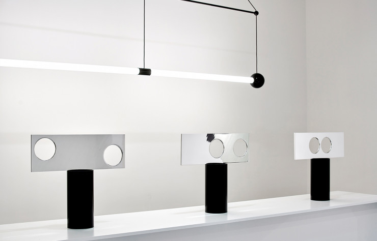 Vases Lunettes, en aluminium poli et anodisé, sous un des deux plafonniers Trapeze.