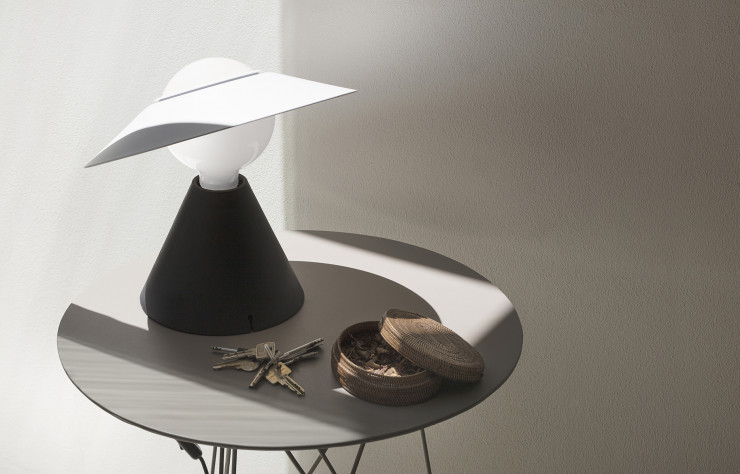 Célèbre pour ses fauteuils gonflables, le trio Jonathan De Pas, Donato D’Urbino et Paolo Lomazzi a également excellé dans l’art du luminaire. En témoigne la lampe Fante, habillée d’un couvre-chef abat-jour orientable.