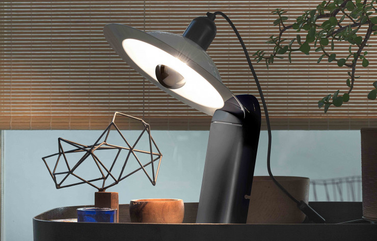 Dans sa version en lampe de table, comme dans sa version en applique, la Lampiatta change d’inclinaison à l’envi, grâce aux entailles de son support.
