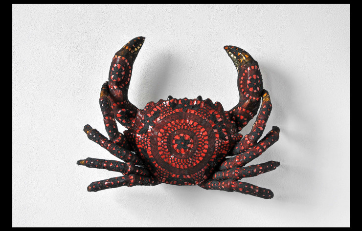 Tarântula (2013) est une pièce en faïence émaillée de Rafael Bordalo Pinheiro (1846-1905) habillée de dentelle au crochet des Açores, le tout signé Joana Vasconcelos dont les ateliers sont installés à Lisbonne.