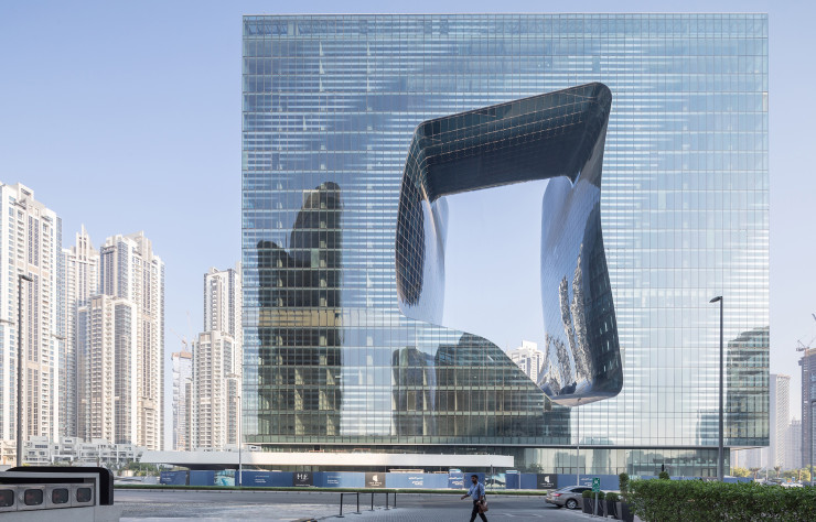 Conçu en 2007 par Zaha Hadid, le bâtiment de l’Opus accueille depuis cette année la nouvelle adresse de la chaîne ME hôtel, elle aussi aménagée par l’architecte irako-britannique.