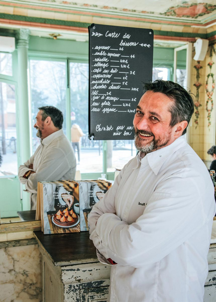 Les pâtisseries de Benoît Castel sont signées par un petit biscuit distinctif symbolisant l’éthique de la maison : qualité des matières premières, pâtisserie sans colorant et totale transparence sur la fabrication.