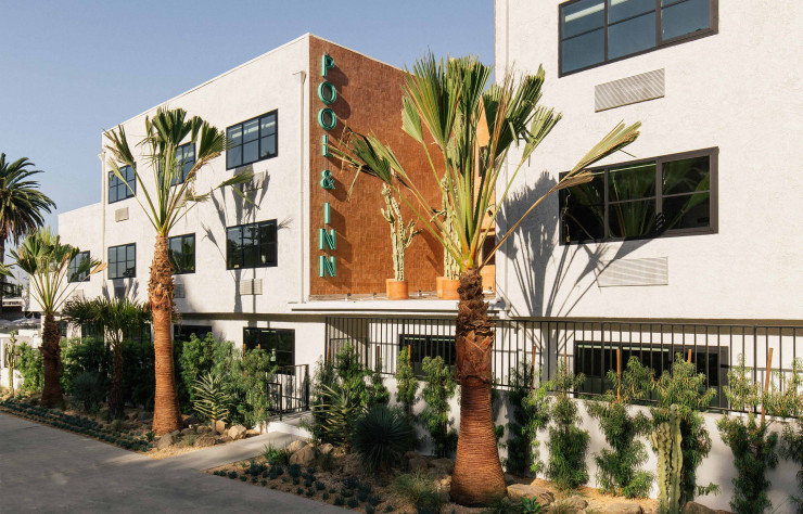Silver Lake Pool est un produit pur du design californien. Les lumières naturelles viennent y souligner la beauté du mobilier en cuir et de la végétation luxuriante.