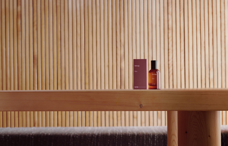 Rozu (Aesop) mélange le vétiver, qui avait les faveurs de Charlotte Perriand, avec d’autres fragrances fleuries.