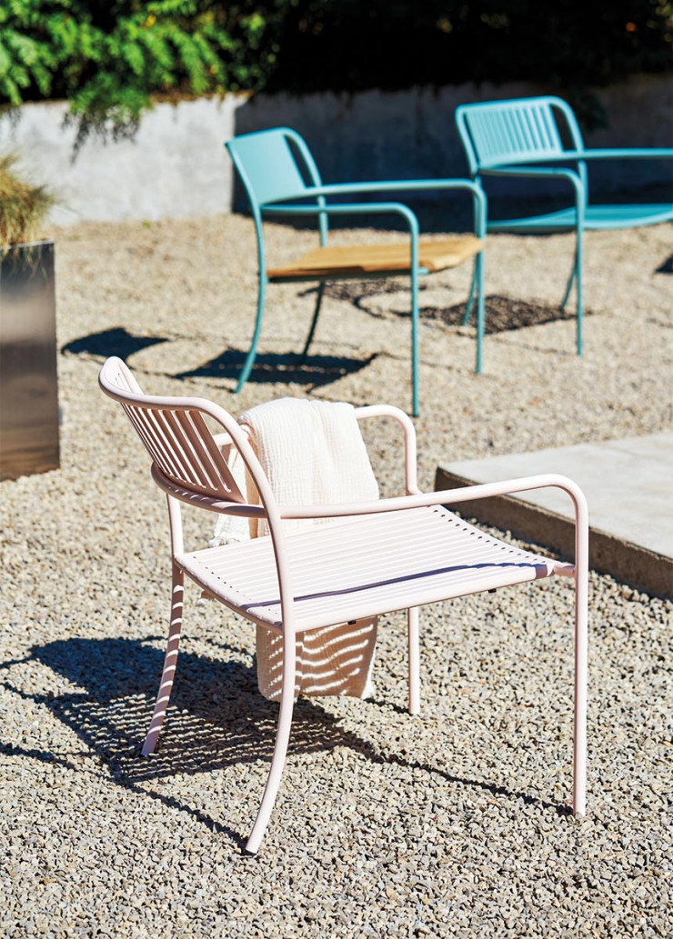 La collection de fauteuils et de tables « Patio », conçue par Pauline Deltour pour Tolix.