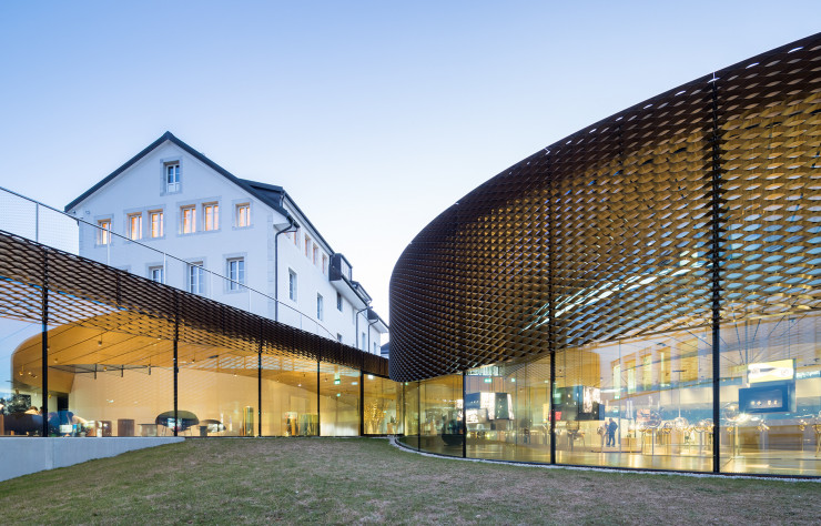 Architectures contemporaine et traditionnelle établissent un dialogue entre les époques qu’Audemars Piguet revendique à travers ses montres, nécessitant à la fois un savoir-faire ancestral et des technologies de pointe.