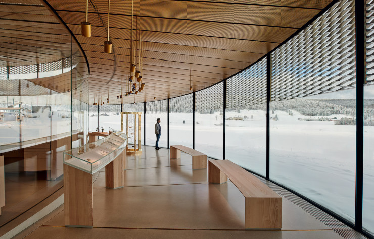 Pierre du Jura, bois brut et laiton composent un espace relativement monochrome.