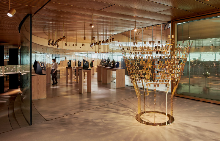 En laiton, comme les luminaires et les vitrines, des sculptures cinétiques introduisent chaque section du parcours.