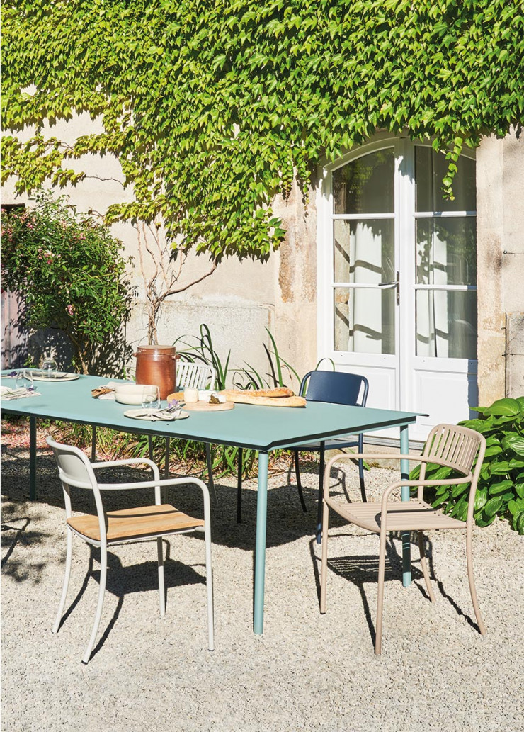 « Patio » comprend une table rectangulaire, une table à café, un fauteuil et un fauteuil lounge, en version « pleine » ou à lames, tout acier ou avec assise en bois.