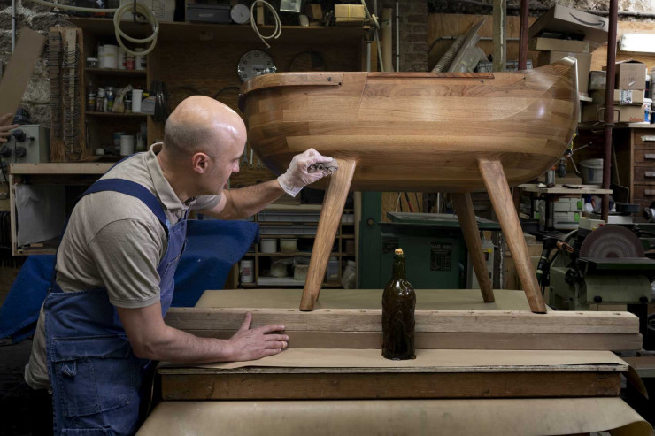 Ludwig Vogelgesang a fait appel à toute son expertise pour réaliser les trois pièces toutes en courbes de ce berceau unique.