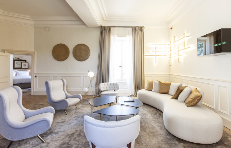 La chambre Soleil et son mobilier ultra-contemporain.