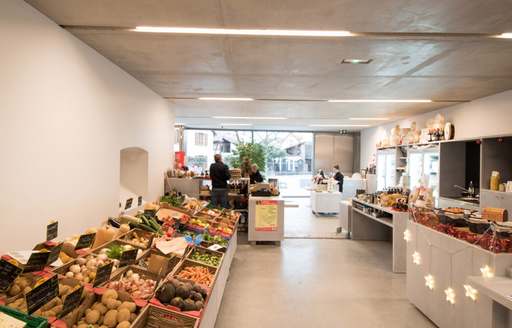 Au rez-de-chaussée, aux cotés d’une boucherie et d’un poissonnier, un espace polyvalent accueille des expositions comme les étals des producteurs agricoles.