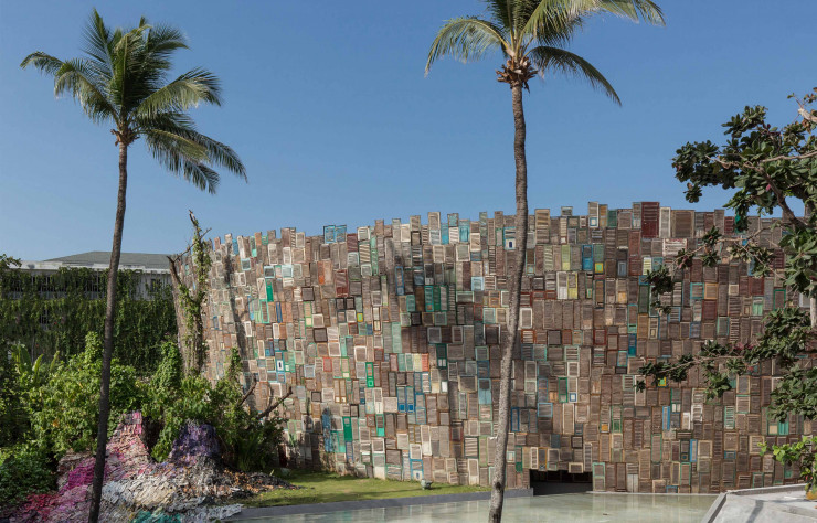 Les meubles et les équipements ont été fabriqués à partir de plastiques recyclés et de matériaux respectueux pour la planète conçus par les designers britanniques Max Lamb et Faye Toogood, dont le travail a été possible grâce à la collaboration avec des artisans balinais utilisant des matériaux locaux.