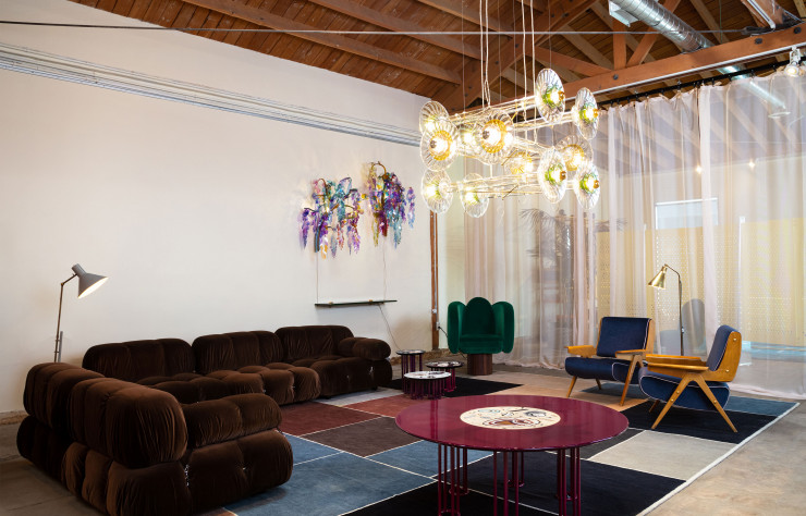 Nilufar a investi un ancien hangar de la Cité des Anges avec plus de 150 pièces de 40 designers, associées dans un esprit bohème typique de la côte Ouest.