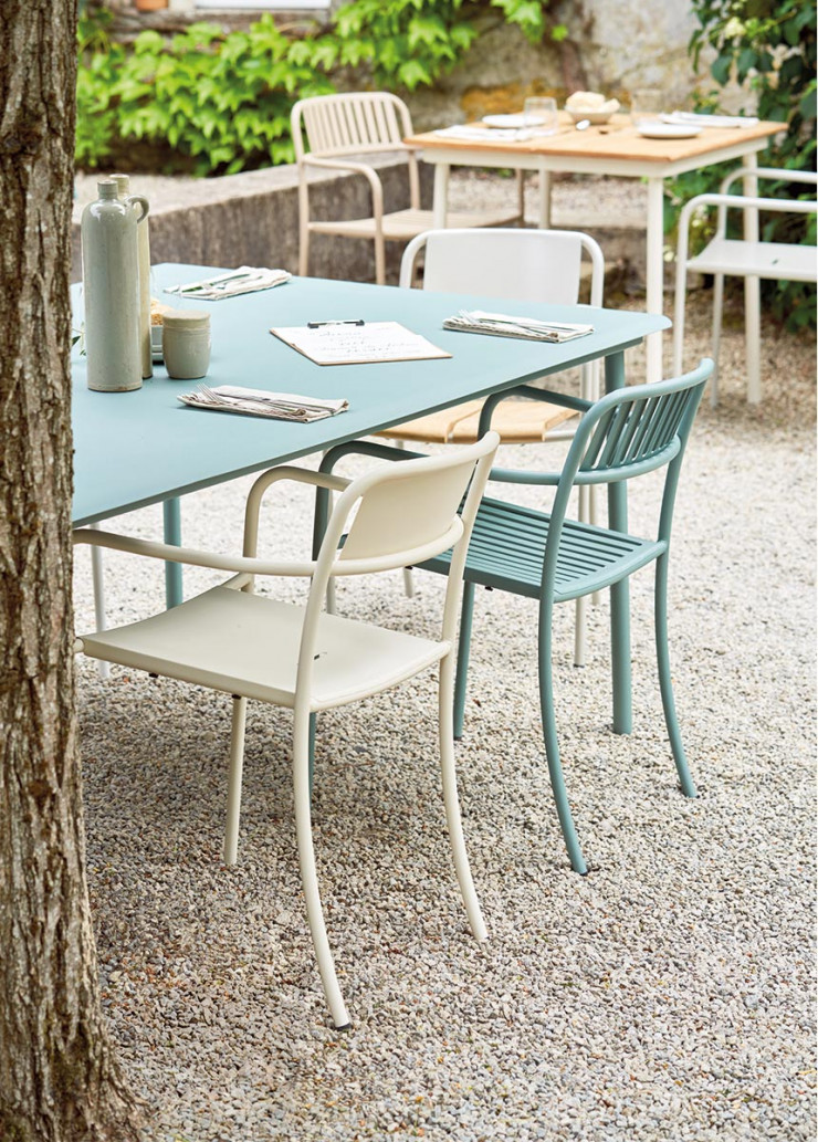 « Patio » s’affirme par sa légèreté et la délicatesse de son dessin comme de ses couleurs. Sans oublier l’aspect pratique de ses sièges empilables, ses matériaux entièrement recyclables et sa production 100 % française !