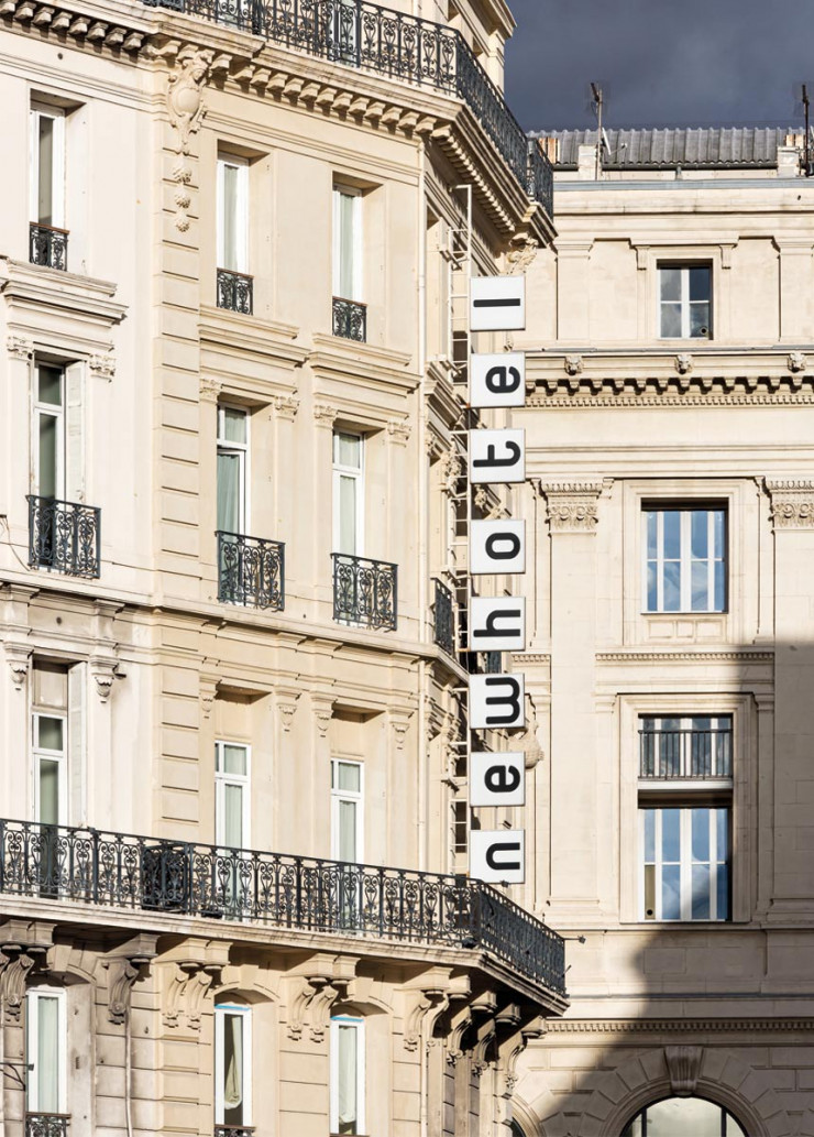 Le contact initial avec la cité phocéenne passe souvent par le Vieux-Port. Première halte : poser ses valises au tout nouveau New Hotel Le Quai, niché au pied de la Canebière, dernier-né d’un groupe familial local.