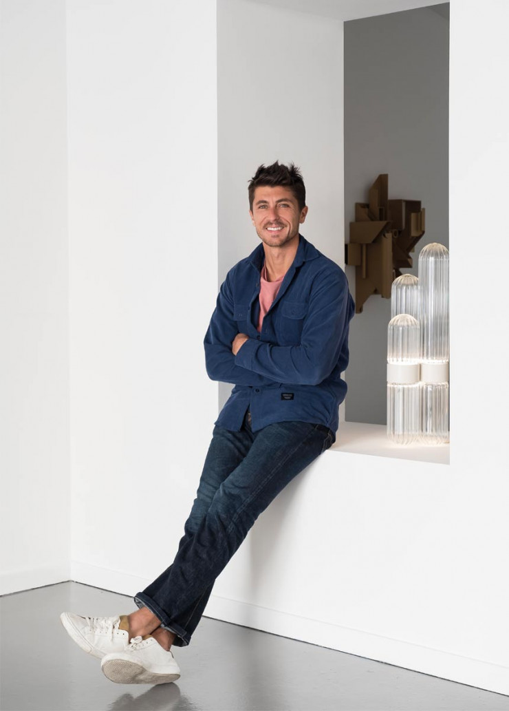 Lampes amicales, tables expressives… Le designer Mickaël Koska conçoit des objets aux lignes simples et intemporelles.