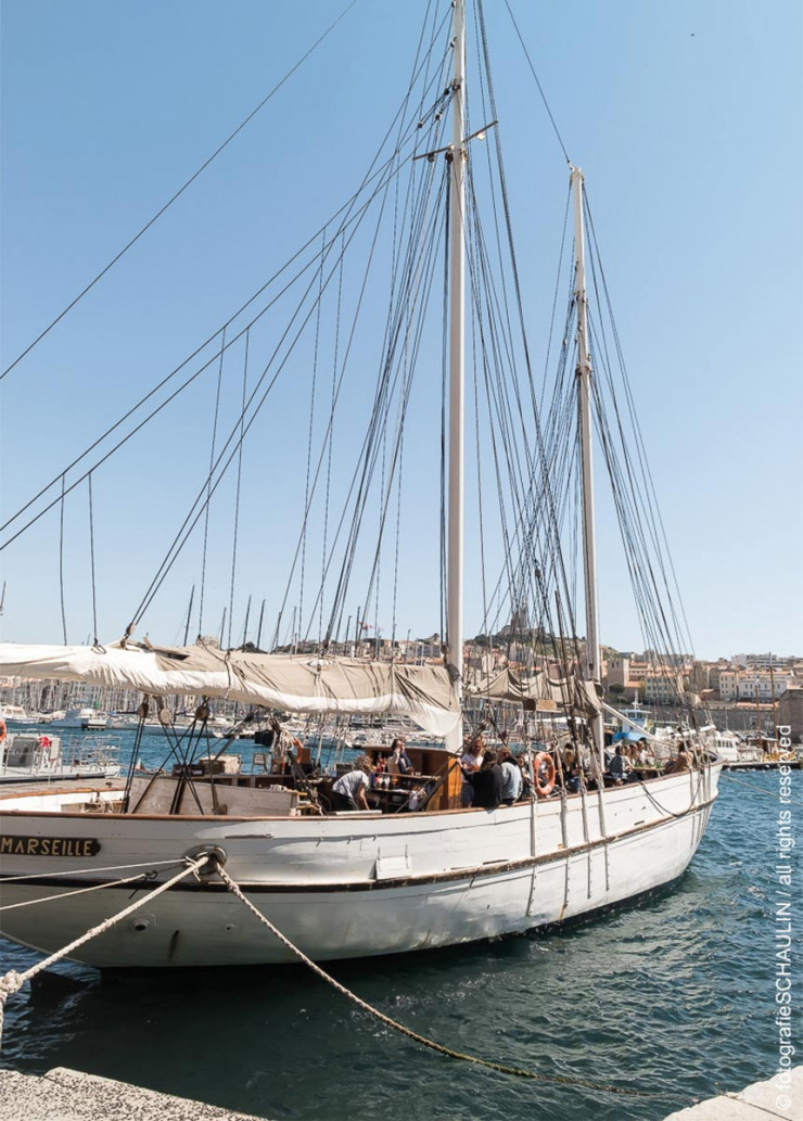 Puis aller s’amariner sur le pont du Noctilio, goélette ancrée au fort Saint-Jean, qui organise balades en mer et apéros au coucher du soleil.
