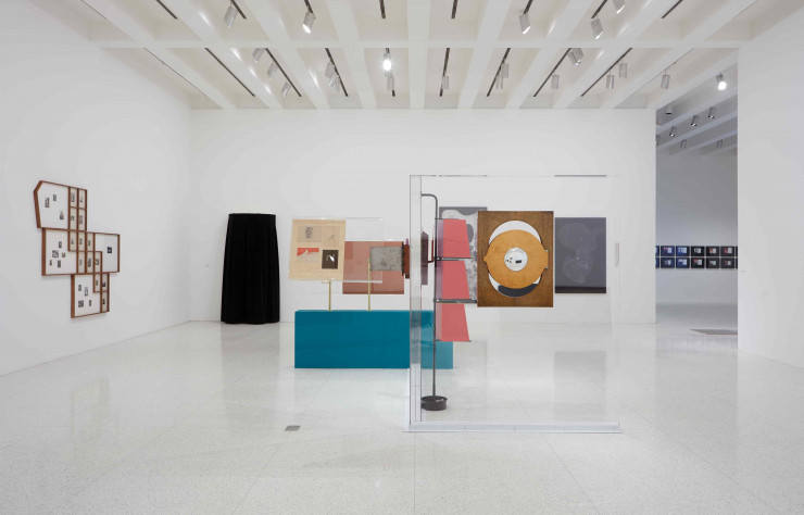 L’installation « La Lampe dans l’horloge » a été réalisée à partir de pièces conçues par la créatrice franco-suisse dans le cadre de l’exposition « Question the Wall Itself », qui s’est tenue en 2016-2017 au Walker Art Center, à Minneapolis.