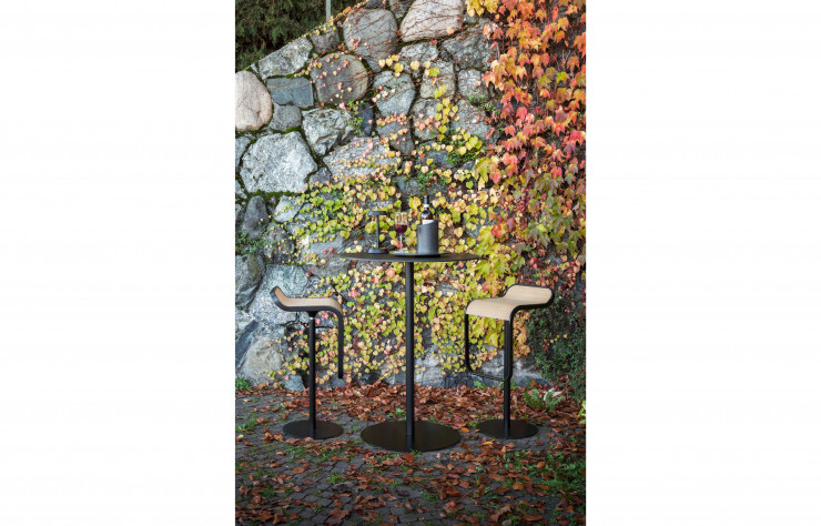 LEM se décline en extérieur avec de nouvelles assises en bois et une nouvelle palette de couleurs pour la structure métallique.