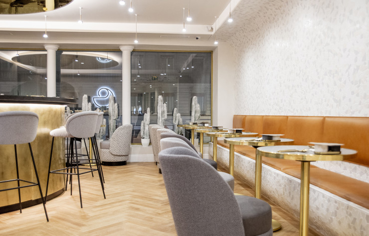 Fauteuils sur mesure et tabourets de bar Ona du designer Sebastian Herkner (Freifrau) dans la pâtisserie parisienne de Cédric Grolet.