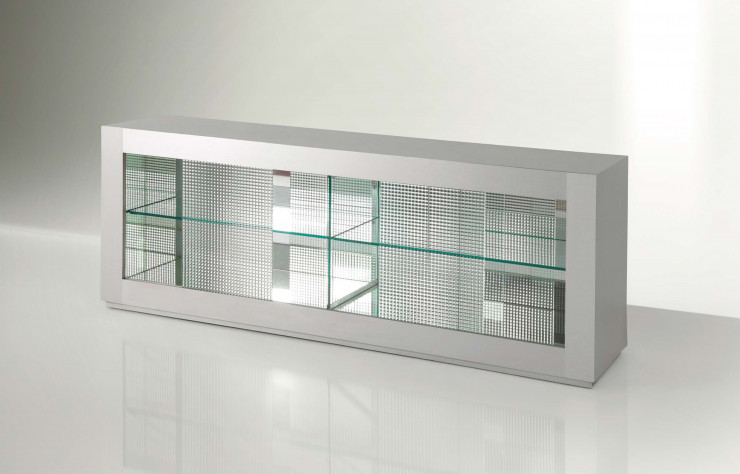 Nanda Vigo utilise l’aluminium et le miroir pour la console Chronotopo.