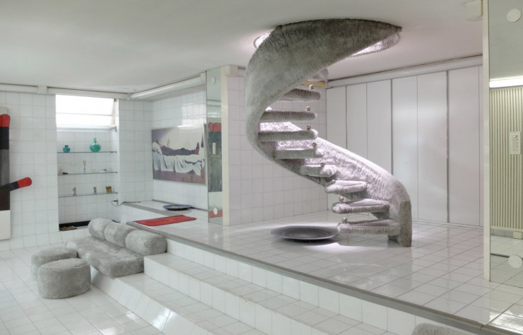 L’intérieur de la Casa sotto la foglia de Gio Ponti avec Nanda Vigo.