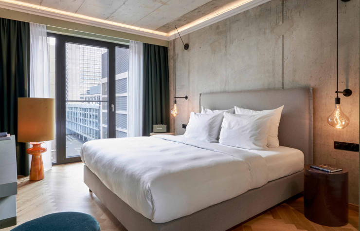 Le béton brut domine les chambres afin de leur donner un look urbain.