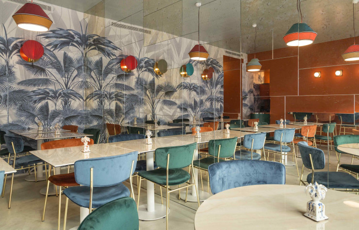 Sur le mur de fond se détache le papier peint Casablanca dans les tons bleu et gris glace, conçu par Vito Nesta pour Devon & Devon. Sur le mur adjacent, un collage de miroirs rappelle la technique vénitienne du début du XVIe siècle.
