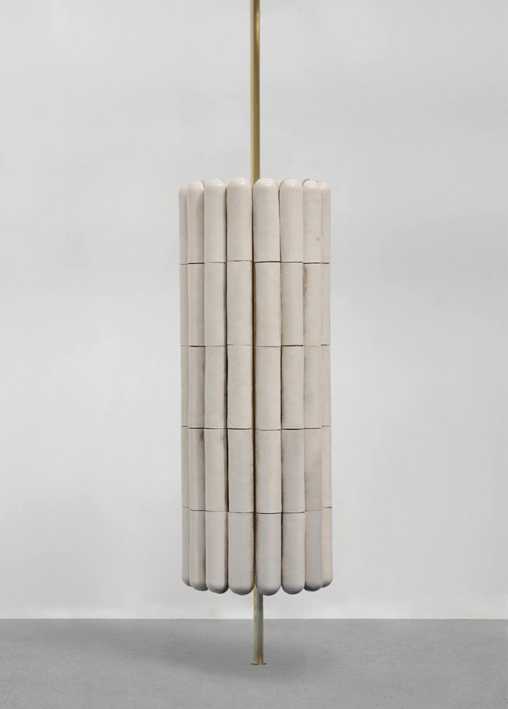 Raku-Yaki est un cabinet-bar précieux tapissé de céramique raku (réalisée par Fabienne L’Hostis) au dehors et de laiton dedans.