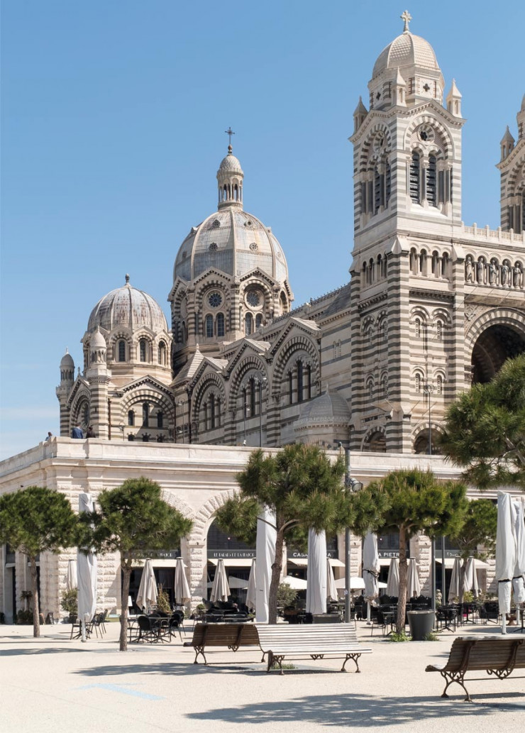 La cathédrale de la Major est le premier totem que l’on aperçoit en arrivant par la mer. Elle marque l’entrée du Panier, le plus ancien quartier de la ville, dédale de rues étroites et hautes.