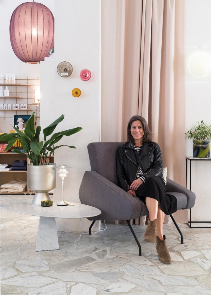 Nina Handlbauer a rejoint les deux fondatrices de la boutique Aussih, une ancienne imprimerie du quartier des Catalans devenue un family-store déco-cantine-salon de thé. Elle y accueille et conseille les visiteurs.