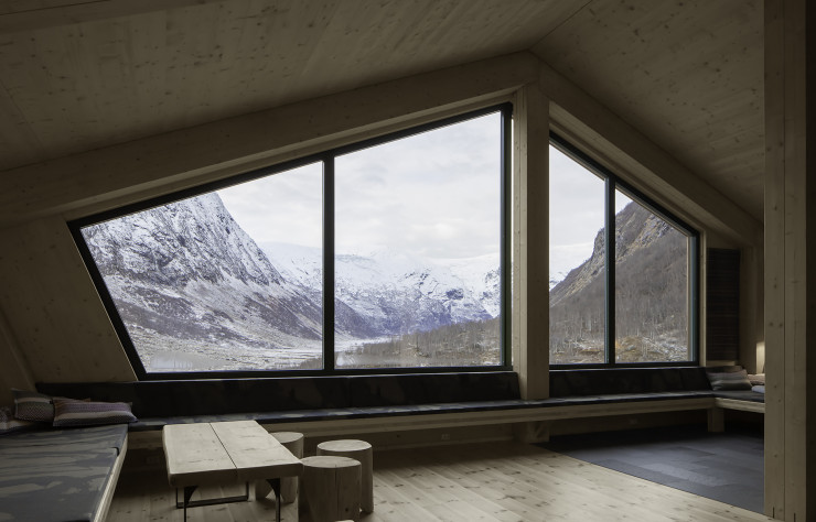 Minimal mais chaleureux, l’aménagement intérieur se fait discret afin d’éviter toute distraction superflue devant la beauté du paysage.