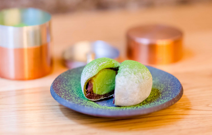 Les mochi au matcha de chez Tomo sont en vérité des « matcha daifuku », façonnés à la main et garni de anko frais.