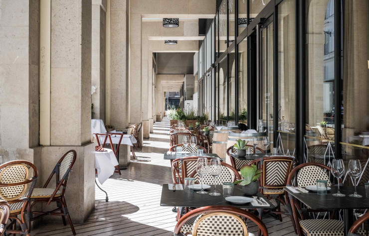 Sur la terrasse de Mordu, les mini et maxi plats se partagent dans un espace pluriel.